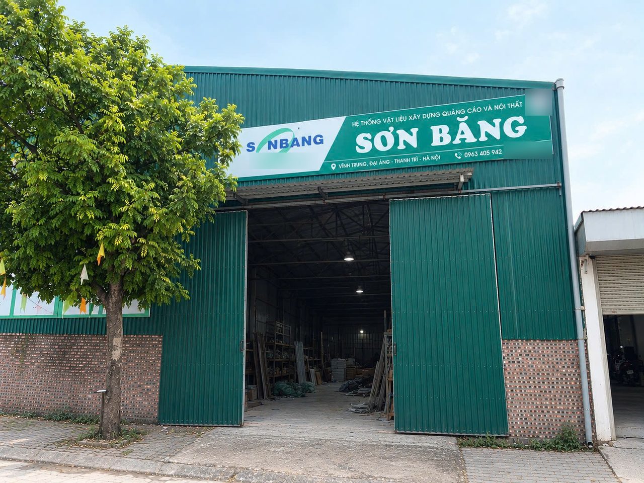 Biển hiệu Sơn Băng trên nhà kho Hà Nội, nơi bán keo Hichem cho khu vực miền Bắc