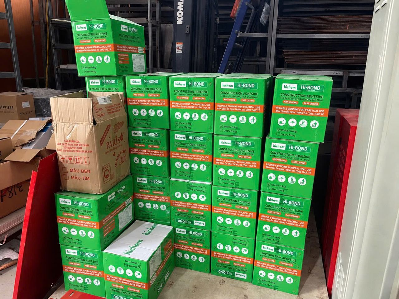 Thùng keo Hi-Bond Hichem xếp chồng trong kho Sơn Băng Hà Nội
