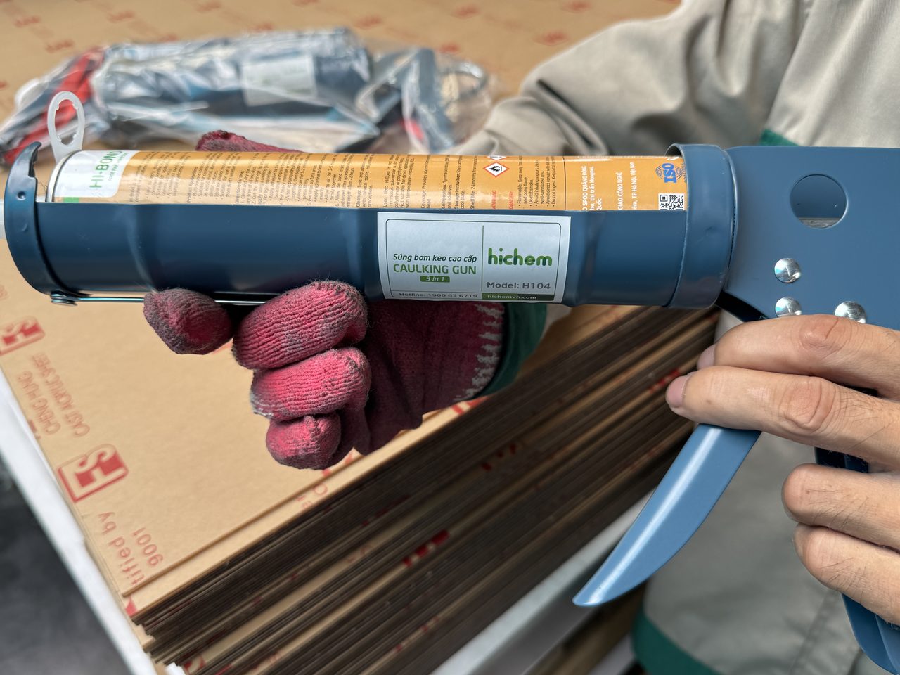 Tuýp keo Hi-Bond nằm trong thân ống súng H104, thấy qua chỗ khoét hở phía trên ống
